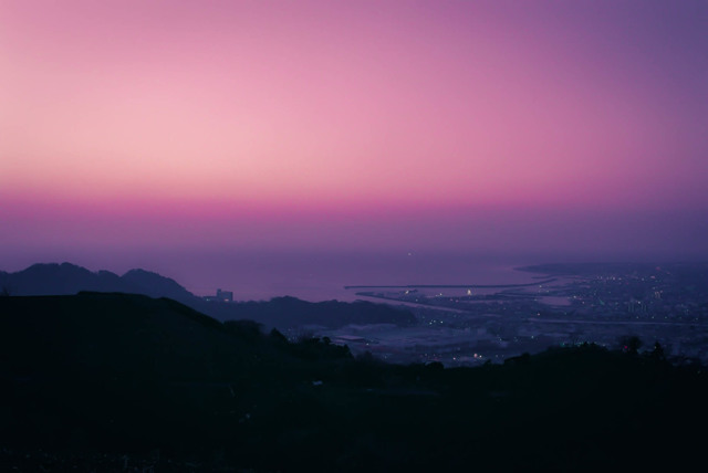 紫の夜明け