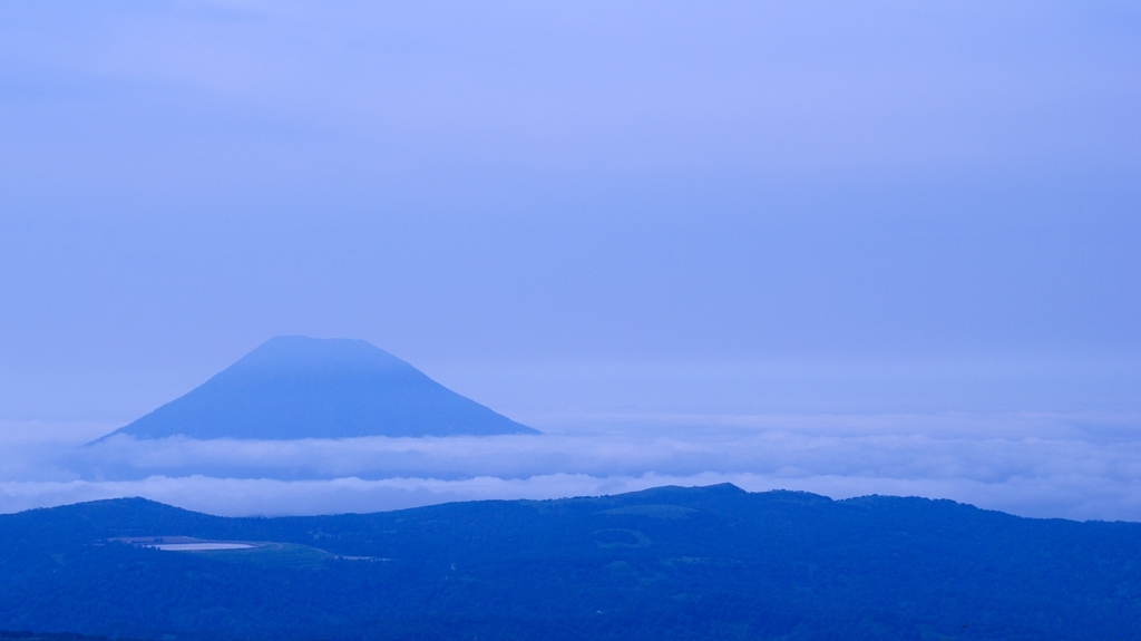 Floating on cloud Mt.Yotei