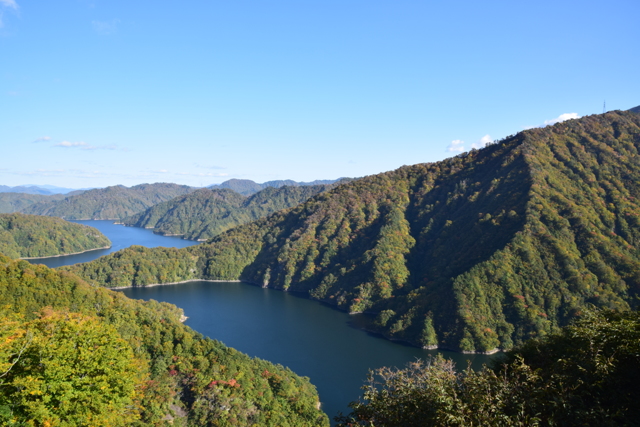 秋の田子倉湖２