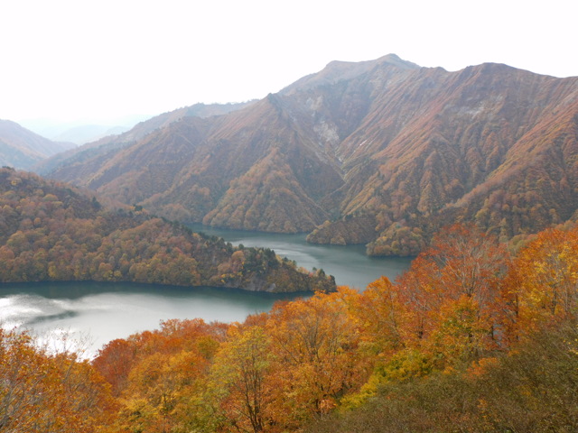 秋の田子倉湖１
