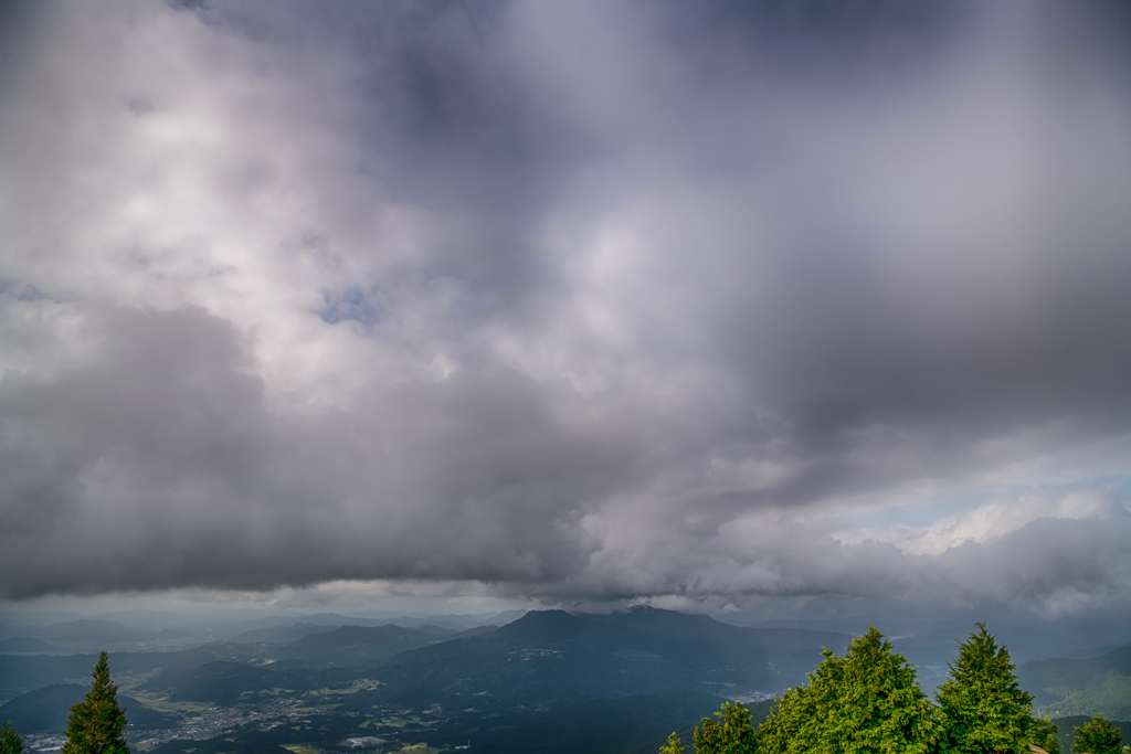雲の下の八幡岳