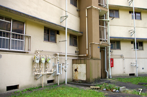 今は無人となったアパートの外壁を走る排水管 今は無人となったアパートの外壁を走る排水管