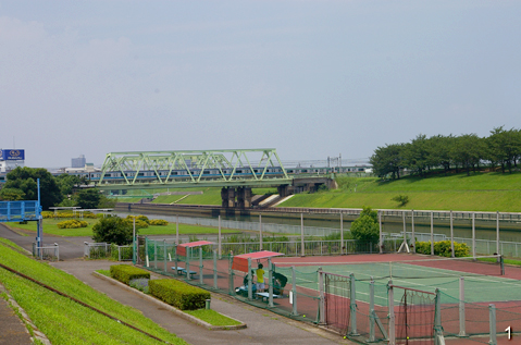 荒川の土手沿いに広がるテニスコート 荒川の土手沿いに広がるテニスコート