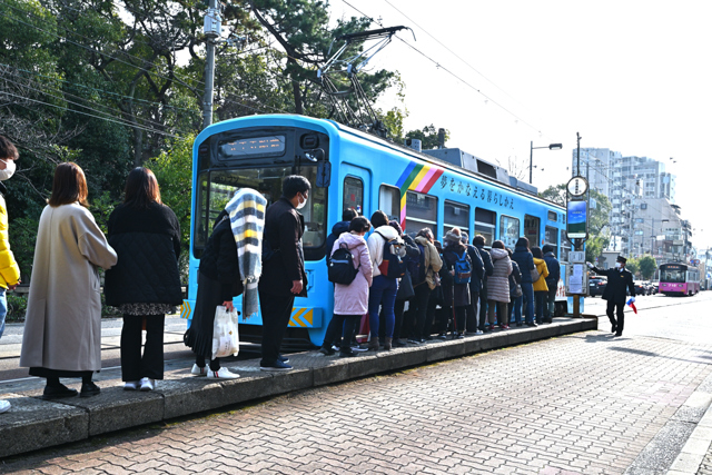 チンチン電車を待つ人々（お正月風景）ー2 by ラン66 （ID：11543227） 写真共有サイトPHOTOHITO
