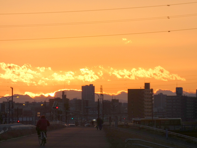 荒川土手から黄金の雲被る三つ峠山東岳の夕焼け by NEBUKO （ID：11608330） 写真共有サイトPHOTOHITO