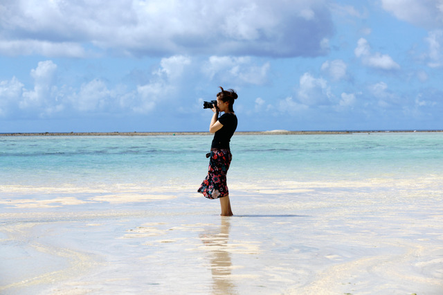 海の上で海を撮る彼女 by naked ID169131 写真共有サイト PHOTOHITO