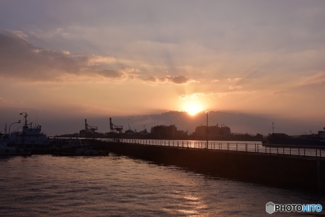 宇部港からの夕陽 by takahashi (ID:6460304) 写真共有サイトPHOTOHITO